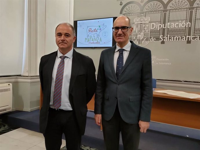 Javier Iglesias (d), junto al diputado de Turismo de Salamanca, Juan Carlos Zaballos (i), en la sede de la Diputación de Salamanca