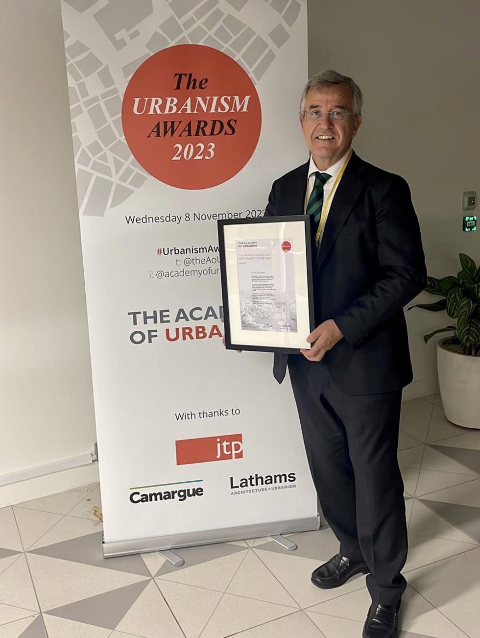 El alcalde de Estepona (Málaga), José María García Urbano, recoge el segundo premio como Ciudad Europea del Año 2023, concedido por The Academy of Urbanism