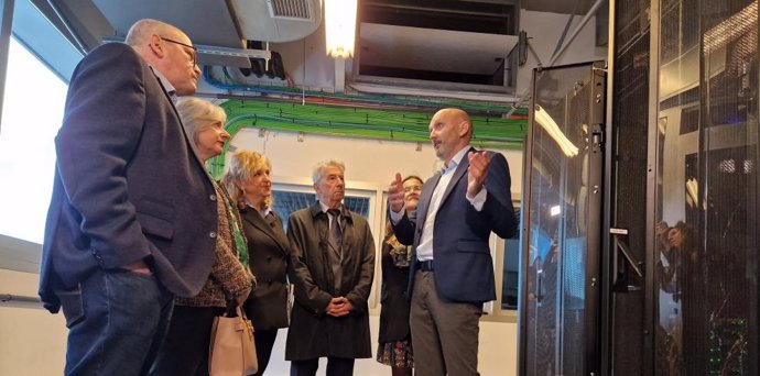 La directora general de Ciencia e Investigación del Gobierno de Aragón, Pilar Gayán, en el Centro de supercomputación de Aragón (CESAR), ubicado en el Instituto de Biocomputación y Física de Sistemas Complejos (BIFI)