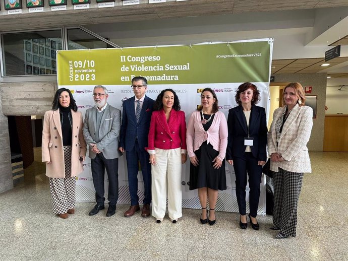 Autoridades en la inauguración del II Congreso de Violencia Sexual en Cáceres