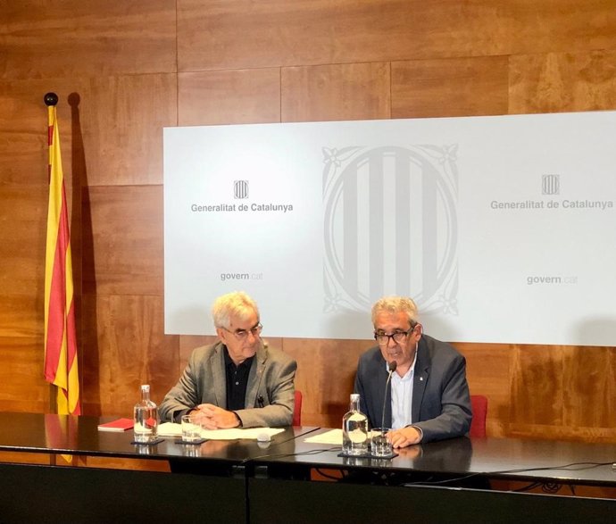 El presidente del Consell Escolar de Catalunya, Jesús Vinyes, y el secretario de Transformación Educativa de la Generalitat, Ignasi Garcia Plata, en rueda de prensa este jueves