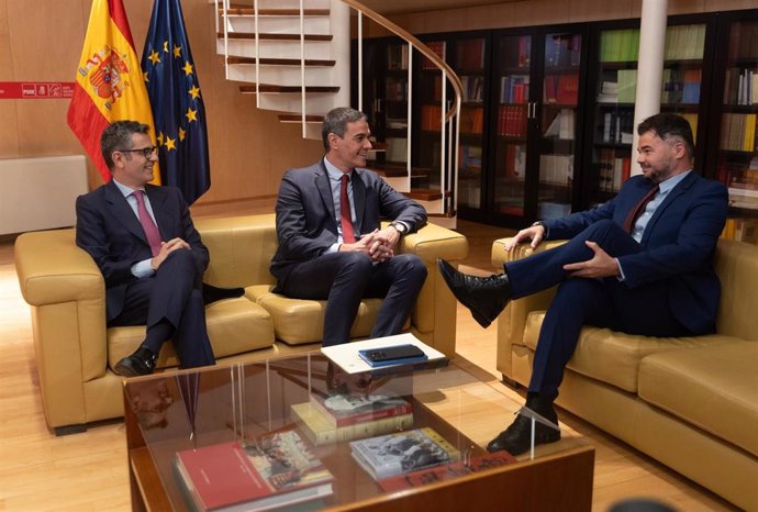 (I-D) ministro de la Presidencia, Félix Bolaños, y el presidente del Gobierno en funciones, Pedro Sánchez reciben al portavoz de ERC, Gabriel Rufián, durante su ronda de contactos, a 11 de octubre de 2023, en Madrid (España). El presidente del Gobierno 