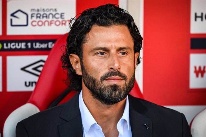 Archivo - El entrenador del Olympique de Lyon, Fabio Grosso, ante el Stade de Reims. 