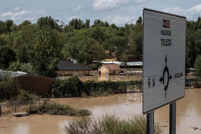 Archivo - Zona inundada por el río Alberche, a 4 de septiembre de 2023, en Escalona, Toledo, Castilla La-Mancha (España). Dos personas se encuentran desaparecidas desde la madrugada de este lunes después de que se precipitaran de un vehículo a este mism