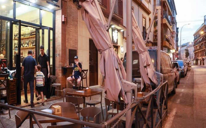 Establecimiento hostelero en Sevilla capital con una plataforma en banda de aparcamientos para poner veladores.