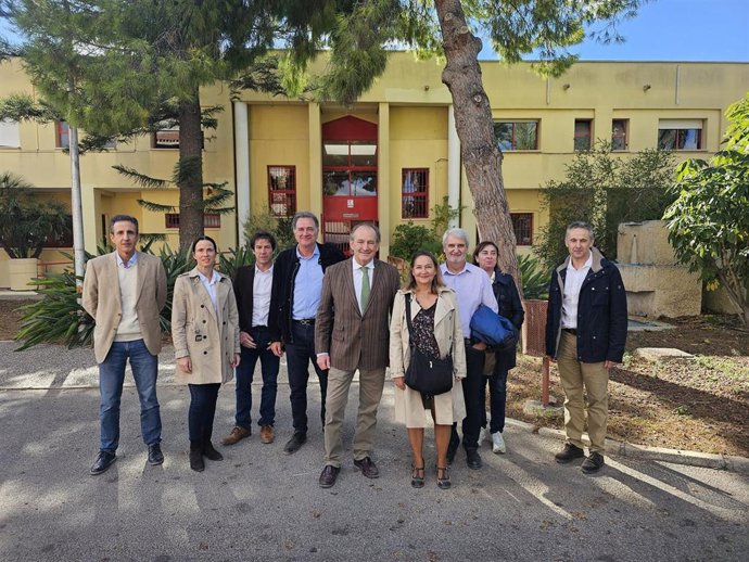El conseller de Agricultura, Ganadería y Pesca, José Luis Aguirre, en la Estación Experimental Agraria de Elche (Alicante)