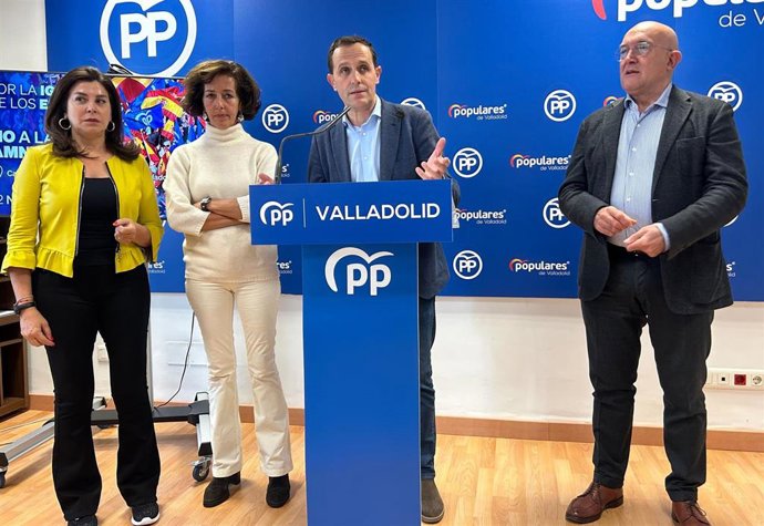 I/d: la senadora del PP por Valladolid Arenales Serrano, la diputada y secretaria general del PP de Valladolid, Mercedes Cantalapiedra; el presidente del partido en la provncia, Conrado Íscar, y el senador y alcalde de la capital, Jesús Julio Carnero.