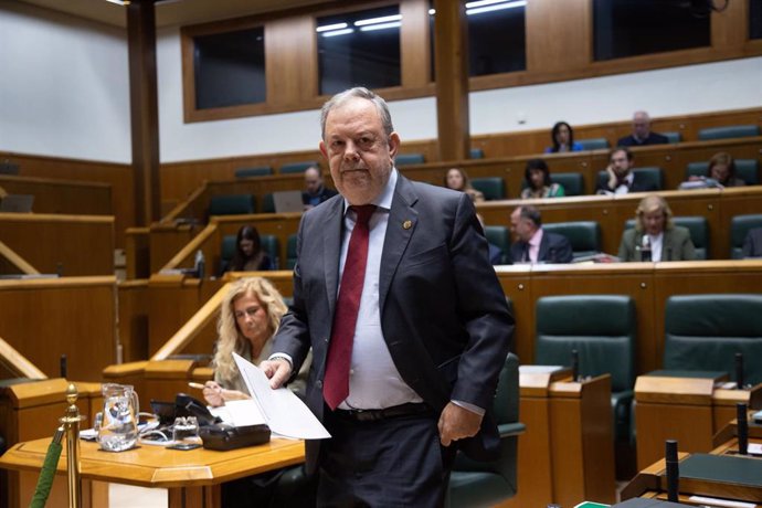 El Consejero De Economía Y Hacienda, Pedro Azpiazu, En El Pleno Del Parlamento Vasco