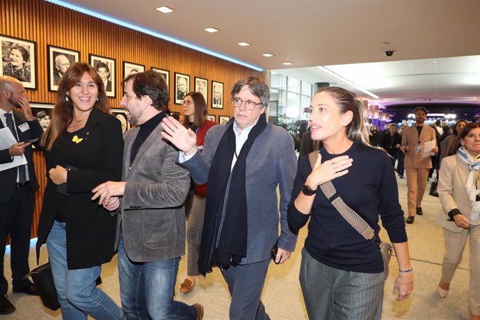 (I-D) La presidenta de Junts, Laura Borrs; el exconseller y eurodiputado de Junts Toni Comín; el expresidente de la Generalitat, Carles Puigdemont, y la diputada de Junts, Miriam Nogueras, a su llegada a un pleno del Parlamento Europeo.