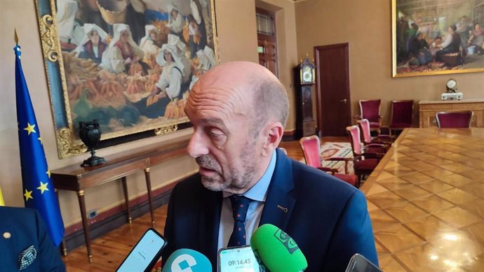 El presidente de la Junta General del Principado de Asturias, Juan Cofiño, atiende a los medios.