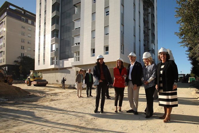 La consejera de Fomento, Rocío Díaz, y el alcalde de Cádiz, Bruno García, visitan las obras que se están realizando en Matadero.