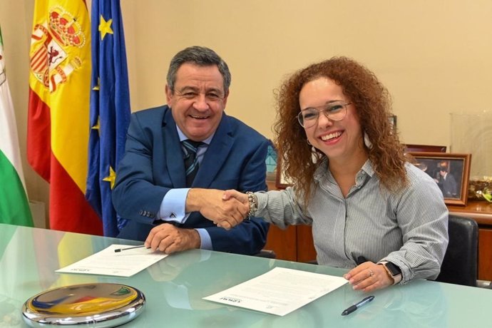 El director del IAAP, José Loaiza, y la presidenta del Cermi, Marta Castillo, han prorrogado cuatro años mas el convenio de colaboración firmado en 2019 entre ambas entidades para la inclusión de las personas con discapacidad en el empleo público.