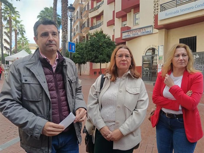 El secretario de Relaciones Institucionales de la Ejecutiva Provincial del PSOE y senador, Amaro Huelva, en rueda de prensa junto a socialistas onubenses.