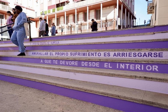 La lucha contra la violencia de género queda plasmada con grafitis en las escalinatas de una calle del centro