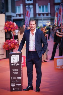 Archivo - El presentador Jota Abril en la alfombra naranja de la gala de clausura del FesTVal de Vitoria - Gasteiz