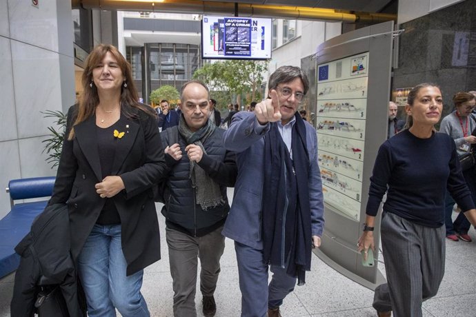 (I-D) La presidenta de Junts, Laura Borrs; el secretario general de Junts per Catalunya, Jordi Turull; el expresidente de la Generalitat, Carles Puigdemont, y la diputada de Junts, Miriam Nogueras, a su llegada al Parlamento Europeo, a 8 de noviembre d