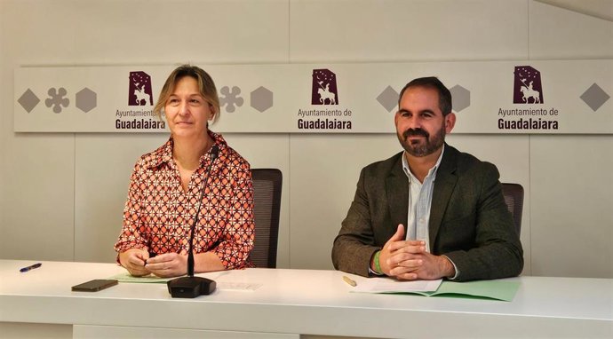La alcaldesa de Guadalajara, Ana Guarinos, acompañada del concejal de Festejos, Santiago López.