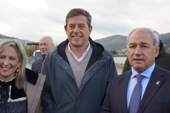 El candidato a la presidencia de la Xunta por el PSdeG, Xosé Ramón Gómez Besteiro, con el secretario provincial del partido y presidente de la Diputación de Lugo, José Tomé.