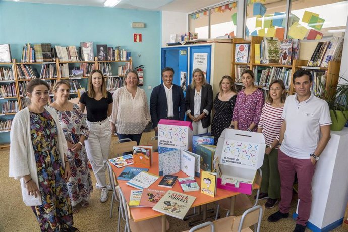 Archivo - El alcalde de Camargo, Diego Movellán, en el CEIP Mateo Escagedo.