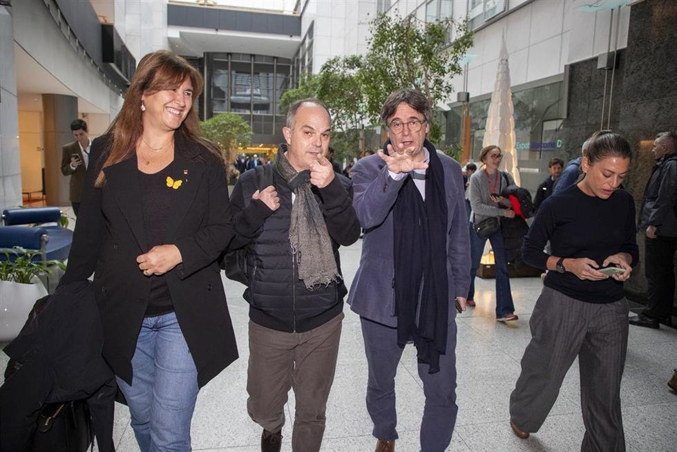 (I-D) La presidenta de Junts, Laura Borrs; el secretario general de Junts per Catalunya, Jordi Turull; el expresidente de la Generalitat, Carles Puigdemont, y la diputada de Junts, Miriam Nogueras, a su llegada al Parlamento Europeo, a 8 de noviembre d
