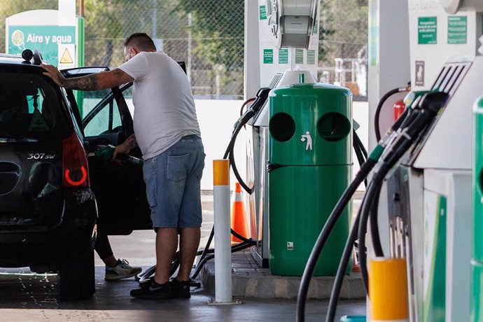 Un hombre echa carburante a su vehículo en una gasolinera, a 11 de octubre de 2023, en Madrid (España).