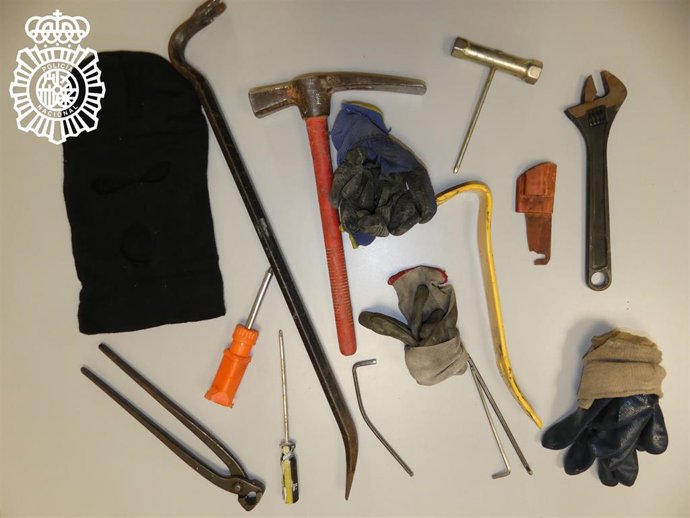 Material intervenido al detenido por el robo en máquinas de lavado en Salamanca