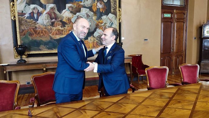 El rector de la Universidad de Oviedo, Ignacio Villaverde, y el presidente de la Junta, Juan Cofiño, tras renovar el convenio de colaboración entre ambas instituciones.