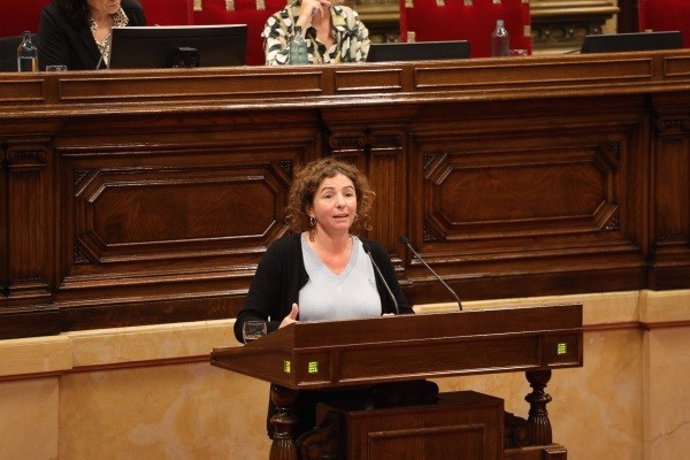 La diputada de la CUP Montserrat Vinyets en el pleno del Parlament