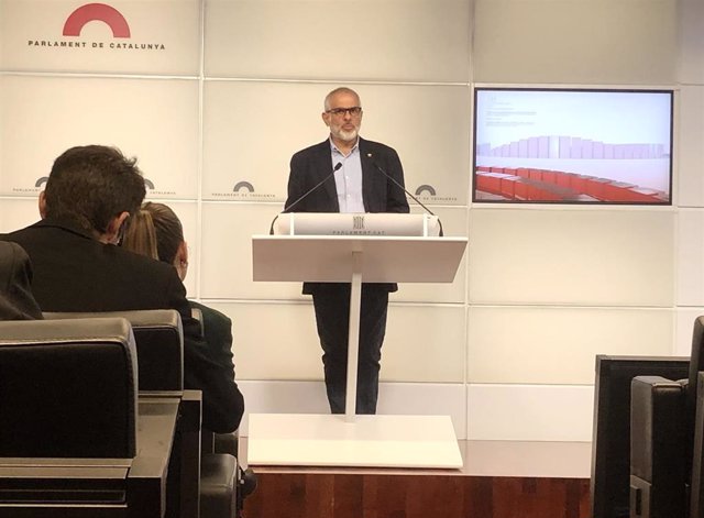 El presidente de Cs en el Parlament, Carlos Carrizosa, en una rueda de prensa