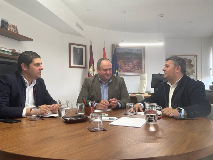 El secretario general de UGT CLM; Luis Manuel Monforte junto al secretario general del UGT FICA CLM, Raúl Alguacil han mantenido una reunión con el consejero de Agricultura de Castilla-La Mancha Julián Martínez Lizán.