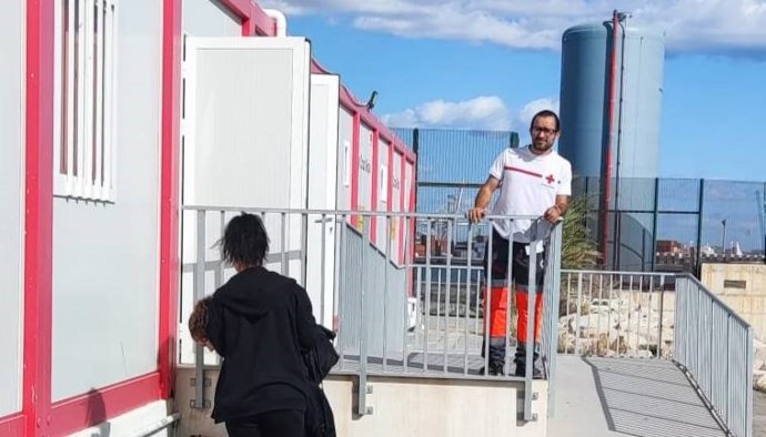 Personal de Cruz Roja tras localizar una patera con 16 personas en aguas de Altea (Alicante).