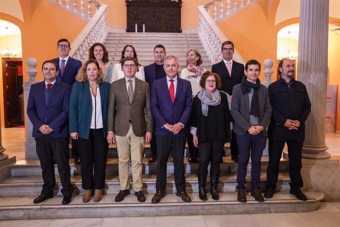 Foto de familia tras la firma de un convenio de Sanz con representantes de diez entidades relacionado con el programa 'Sevilla Integra'.