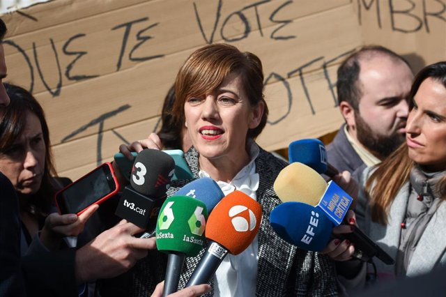La portavoz de Sumar en el Congreso, Marta Lois, atiende a medios de comunicación, a las puertas del Congreso de los Diputados, a 9 de noviembre de 2023, en Madrid (España). Durante la rueda de prensa, la portavoz de Sumar ha comentado el acuerdo alcanzad