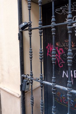 Candados en las rejas de los pisos turísticos, a 13 de octubre de 2023, en Sevilla, (Andalucía, España). 