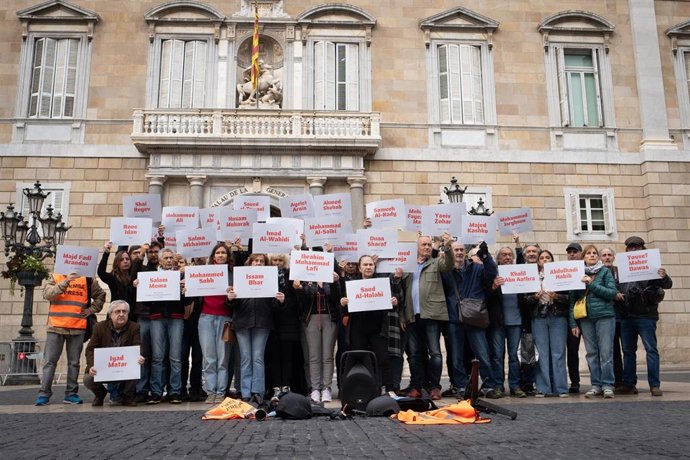 Manifestantes con pancartas durante una concentración por la muerte de periodistas en la guerra de Israel y Palestina, en la plaza Sant Jaume, a 9 de noviembre de 2023, en Barcelona, Catalunya (España). 