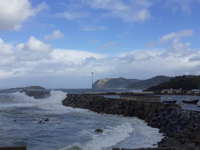 Archivo - Oleaje en Bermeo (Bizkaia)