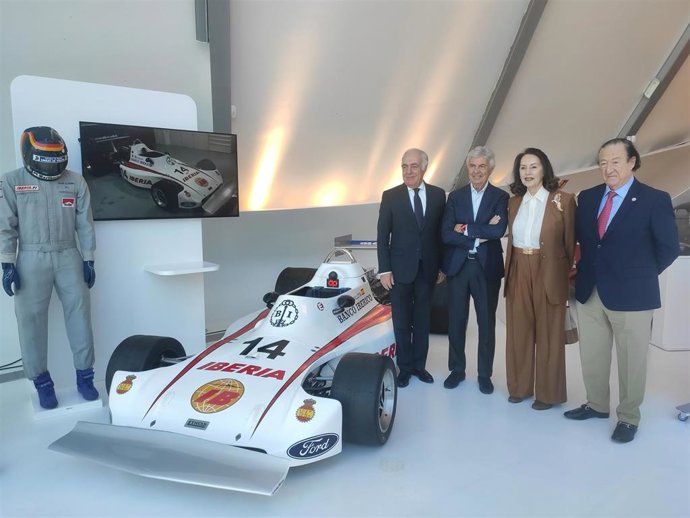 El director general de Fundación Ibercaja, José Luis Rodrigo, el expiloto Emilio de Villota, María Asunción Hornillos y el asesor del comité de expertos de Mobility City, José Manuel Bernad, junto al Lynacar F1, que estará expuesto hasta el 15 de enero.