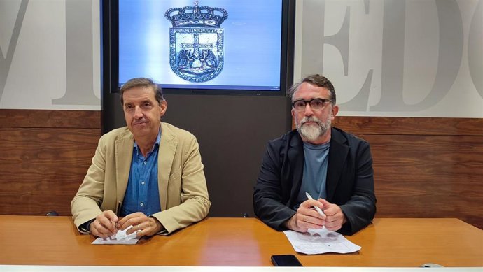 Los concejales del PSOE de Oviedo Carlos Fernández Llaneza y Juan Álvarez.