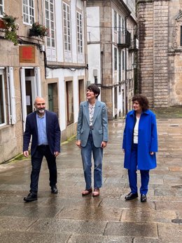 La portavoz nacional del BNG, Ana Pontón, junto al diputado en el Congreso, Néstor Rego, y la alcaldesa de Santiago, Goretti Sanmartín.