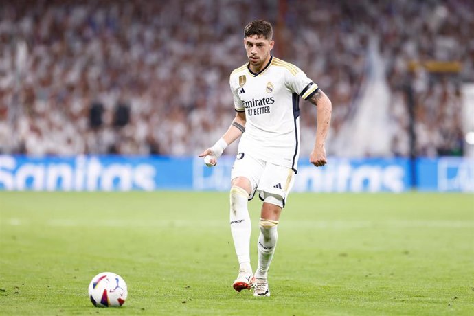 Archivo - El centrocampista uruguayo Federico Valverde (Real Madrid), ante la Real Sociedad en el Santiago Bernabéu. 