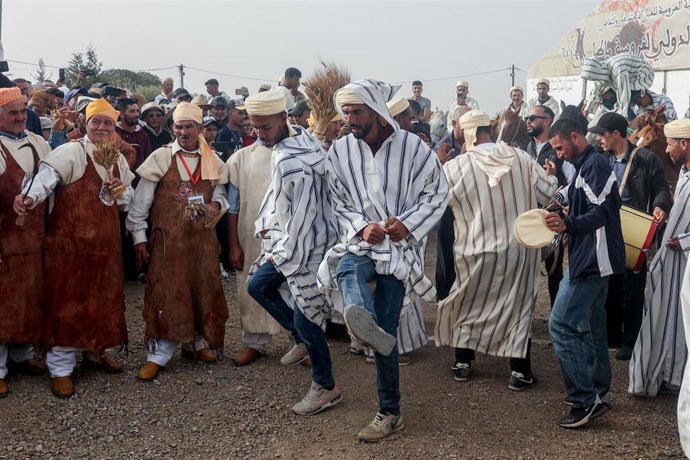 Archivo - Varios jinetes durante la clausura del Festival Ecuestre Internacional de Mata, en el desierto, a 2 de octubre de 2022, en la región de Tánger-Tetuán-Alhucemas (Marruecos), en foto de archivo.