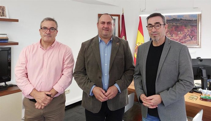 El secretario general de Comisiones Obreras Castilla-La Mancha, Paco de la Rosa, y el secretario general de la Federación de Industria de CCOO CLM, Ángel León, se reúnen con el consejero de Agricultura, Julián Martínez.