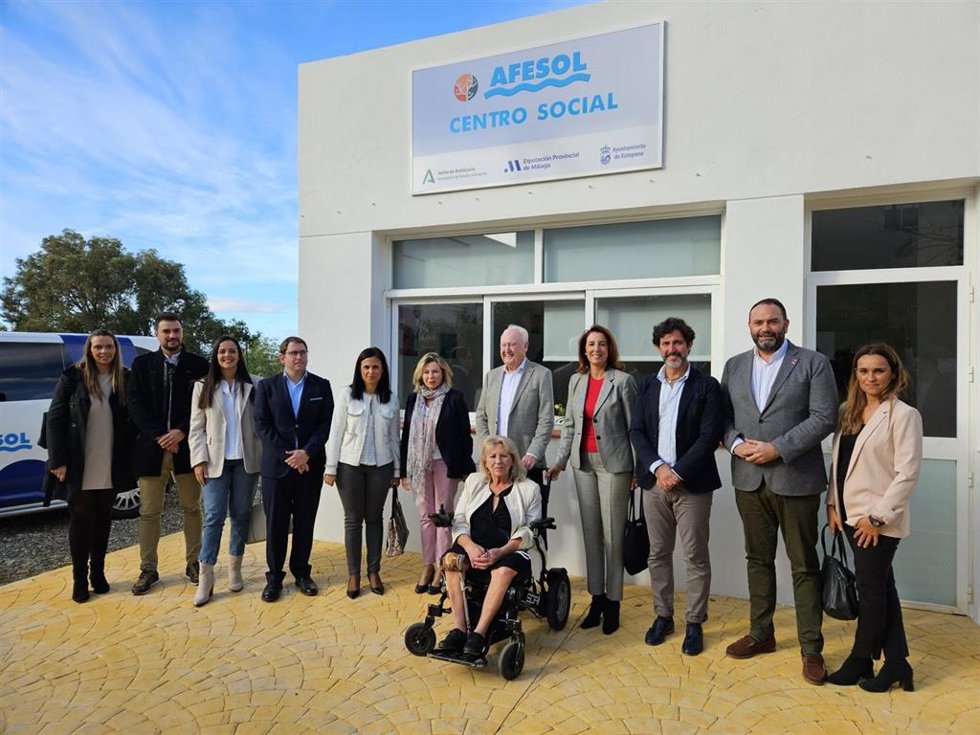 La inauguración de la sede rehabilitada ha contado con representantes de la Junta, la Diputación, el Ayuntamiento, la Federación de Salud Mental de Andalucía y de la propia asociación de familiares y enfermos de Alzheimer de la Costa del Sol.