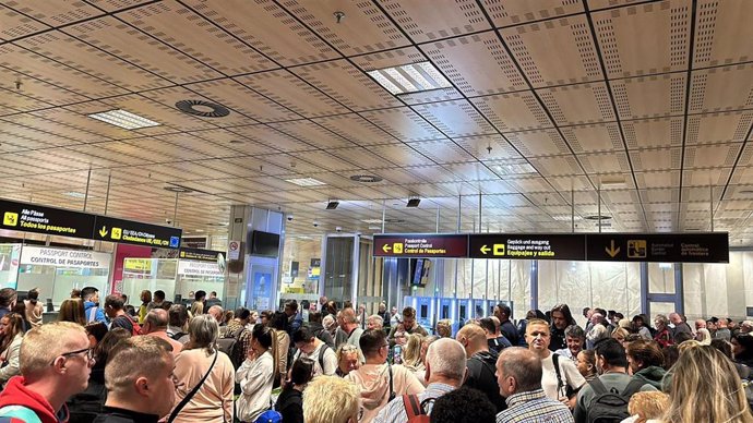 Colas para el control de pasaportes en el aeropuerto Tenerife Sur