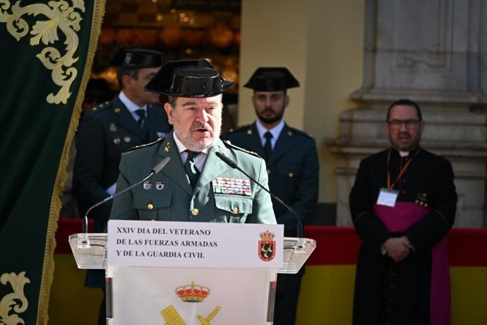 El director adjunto operativo de la Guardia Civil, Pablo Salas, ha presidido la parada militar y el desfile formado por seis bloques de veteranos de distintas unidades de todo el país que este jueves han estado en el centro de Málaga.