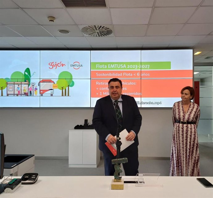 Archivo - La alcaldesa de Gijón, Carmen Moriyón (Foro), y el concejal de Tráfico, Movilidad y Transporte Público del Ayuntamiento de Gijón, Pelayo Barcia (Foro),  (Archivo)