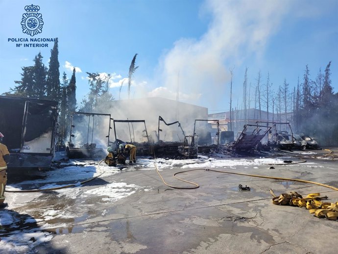 Camiones calcinados tras el incendio en una nave industrial en Sa Indioteria.