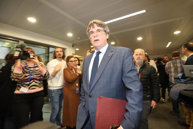 El expresidente de la Generalitat y eurodiputado de Junts, Carles Puigdemont, a su llegada a una rueda de prensa para explicar los detalles del acuerdo de investidura con el PSOE, en el Parlamento Europeo, a 9 de noviembre de 2023, en Bruselas (Bélgica). 