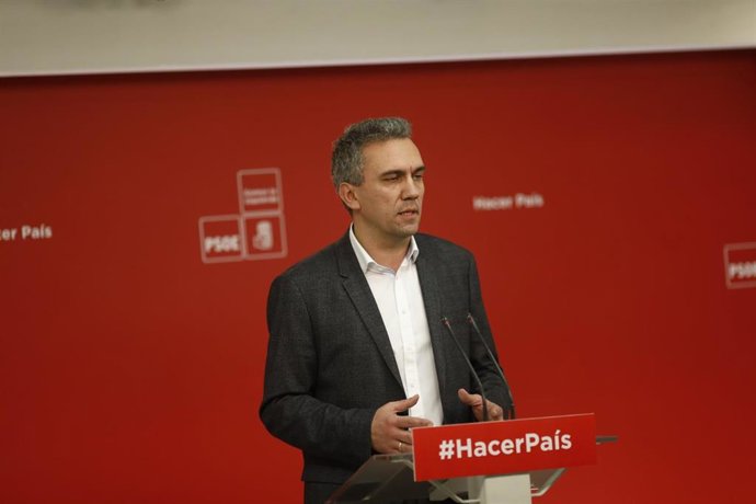 Archivo - El secretario de Formación del PSOE, Javier Izquierdo, da una rueda de prensa en la sede del partido
