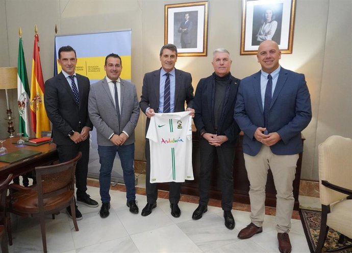 El delegado del Gobierno en Andalucía, Pedro Fernández, reunido con el presidente de la Real Federación Andaluza de Fútbol (RFAF), Pablo Lozano